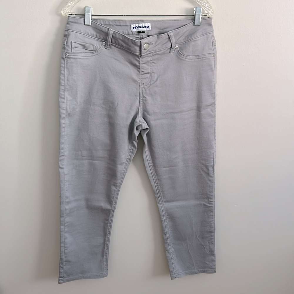 Ladies capris pants in grey by Nygard. Size 16. Perfect condition.